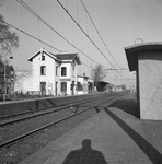 153254 Gezicht op de perronzijde van het N.S.-station Schagen te Schagen kort voor de afbraak.